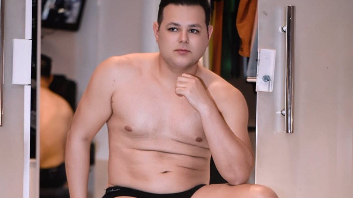 Prefeito de Canhoba publica fotos só de cueca e viraliza