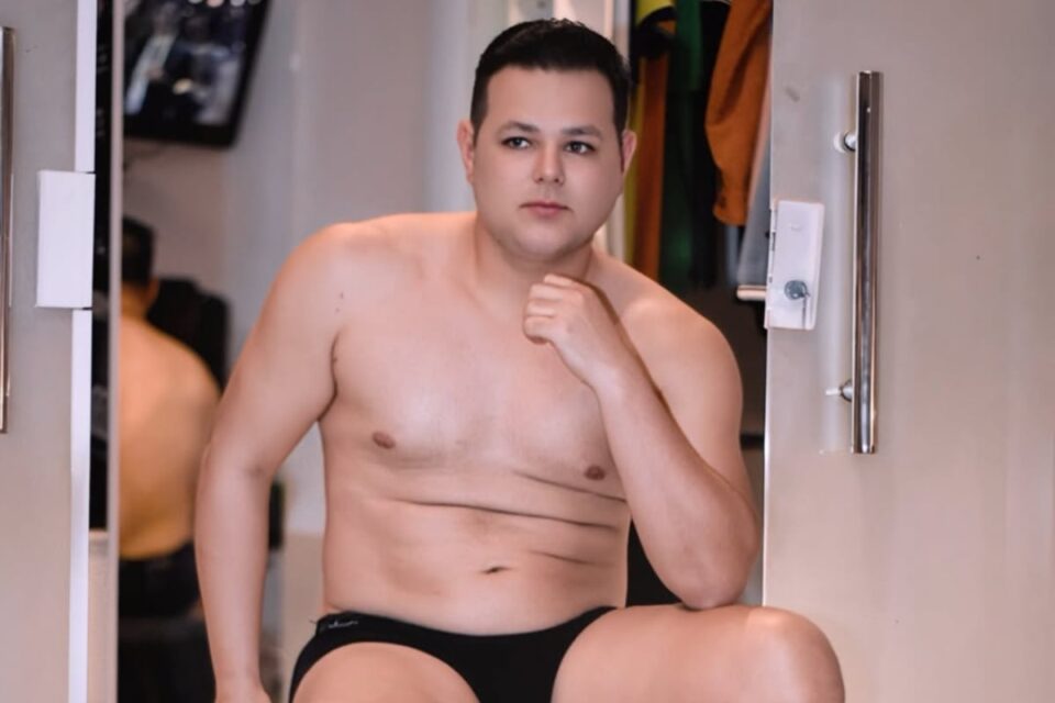 Prefeito de Canhoba publica fotos só de cueca e viraliza