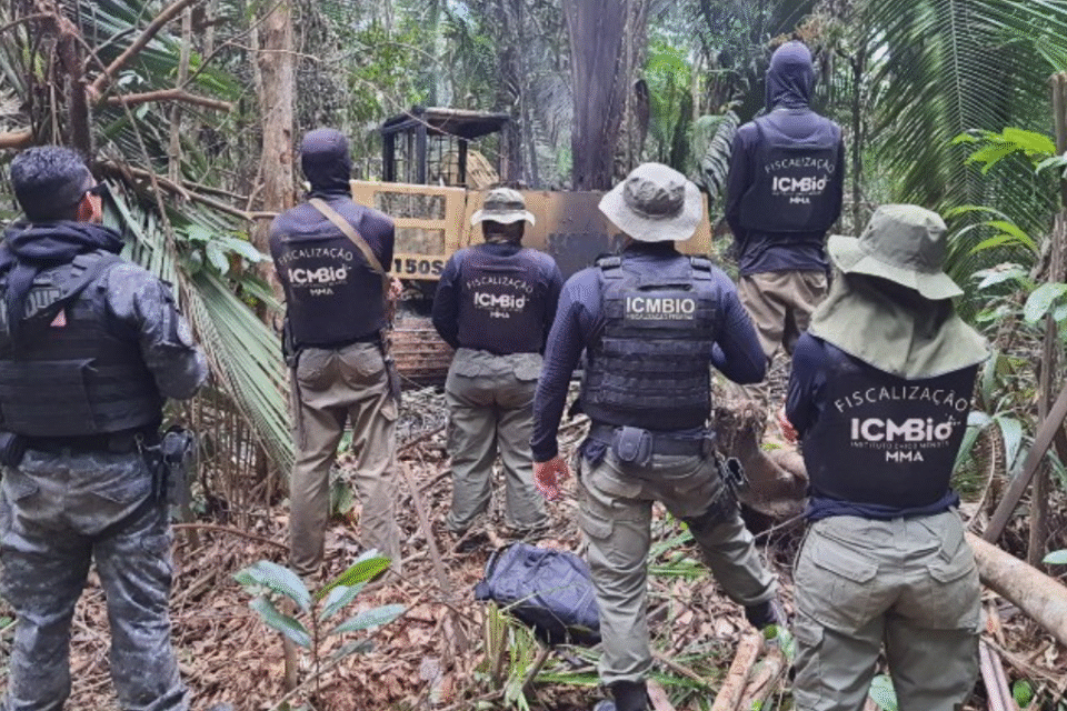 Imagem de funcionários com o uniforme de fiscalização da ICMBio