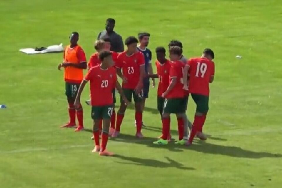 Jogadores de Portual comemoram gol de Cristiano Ronaldo Jr