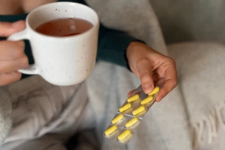 Quais medicamentos não podem ser misturados com café? Veja lista