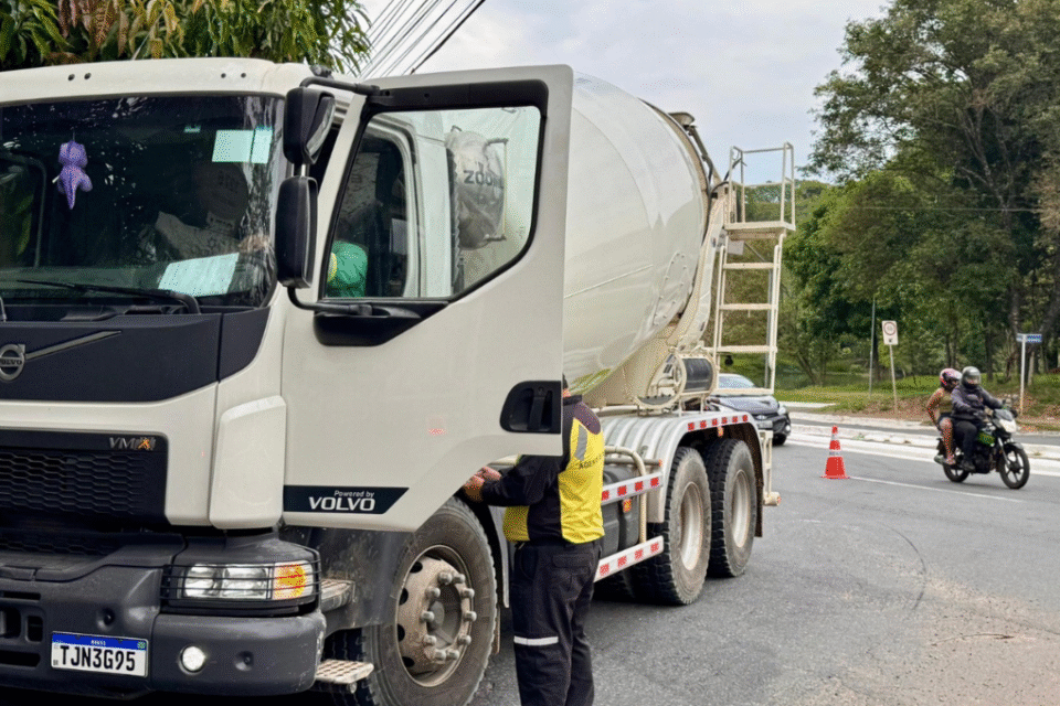 Prefeitura inicia ações para coibir cargas com excesso de peso em Goiânia