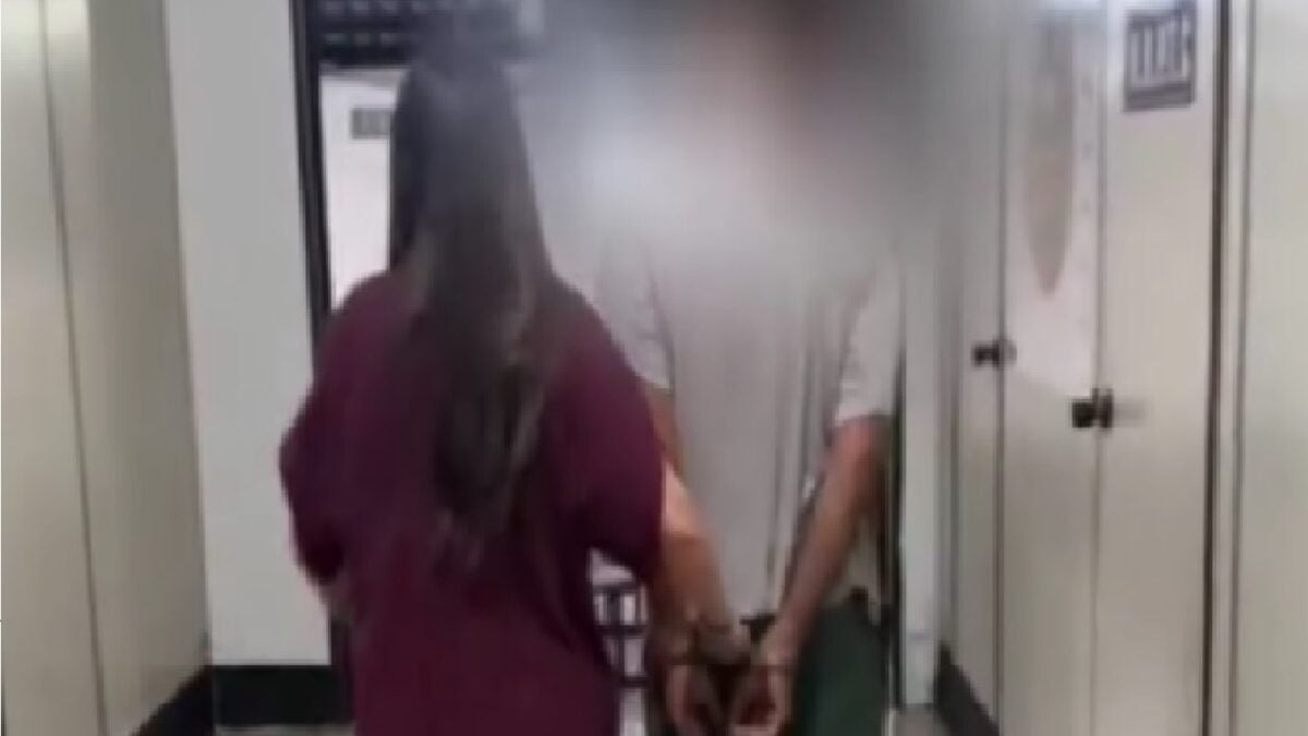 Imagem mostra policial conduzindo homem acusado de agredir e estuprar companheira