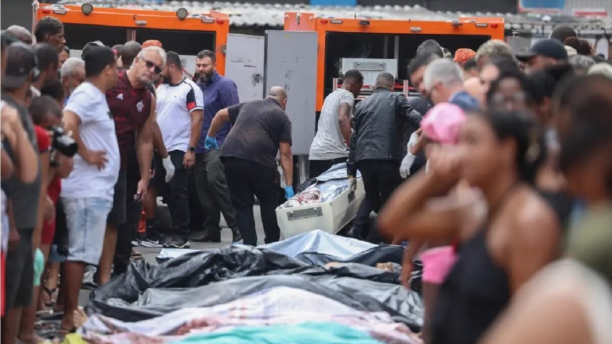 Imagem mostra corpos enfileirados após troca de tiros no Rio de Janeiro