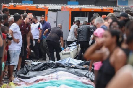 Imagem mostra corpos enfileirados após troca de tiros no Rio de Janeiro