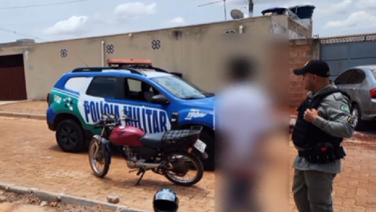 Adolescente de 12 anos que dirigia moto é preso com maconha em Cristalina