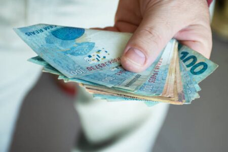 Agiota compra dívida de outro e invade casa de devedor para cobrar, em Anápolis