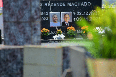 Túmulo de Iris no cemitério Santana recebe homenagens no dia de Finados (Foto: Jucimar de Sousa)