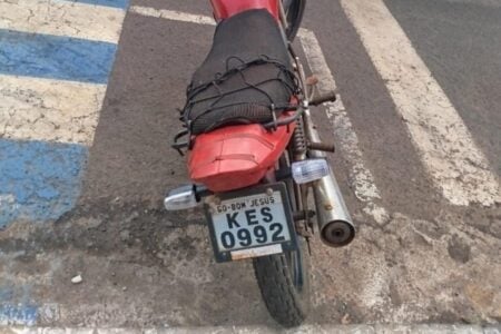 Motociclista é preso na contramão, bêbado e com placa falsa em Rio Verde