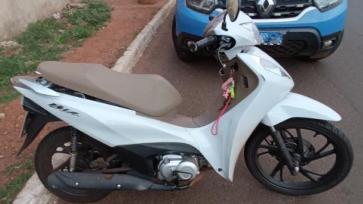 O condutor do ônibus passou pelo teste do bafômetro Motorista de ônibus avança sinal de "PARE" e atinge motociclista, em Rio Verde