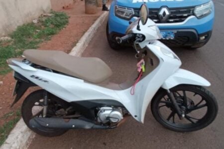 O condutor do ônibus passou pelo teste do bafômetro Motorista de ônibus avança sinal de "PARE" e atinge motociclista, em Rio Verde