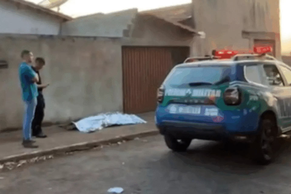 Homem é morto a facadas em frente à residência em Jaraguá