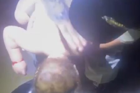 Imagem mostra policial realizando procedimento para desobstrução das vias respiratórias