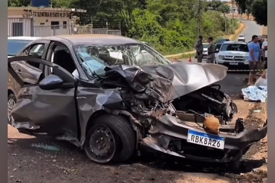 Motorista morre após perder o controle do carro ao desviar de bueiro e bater em uma árvore em Goiânia