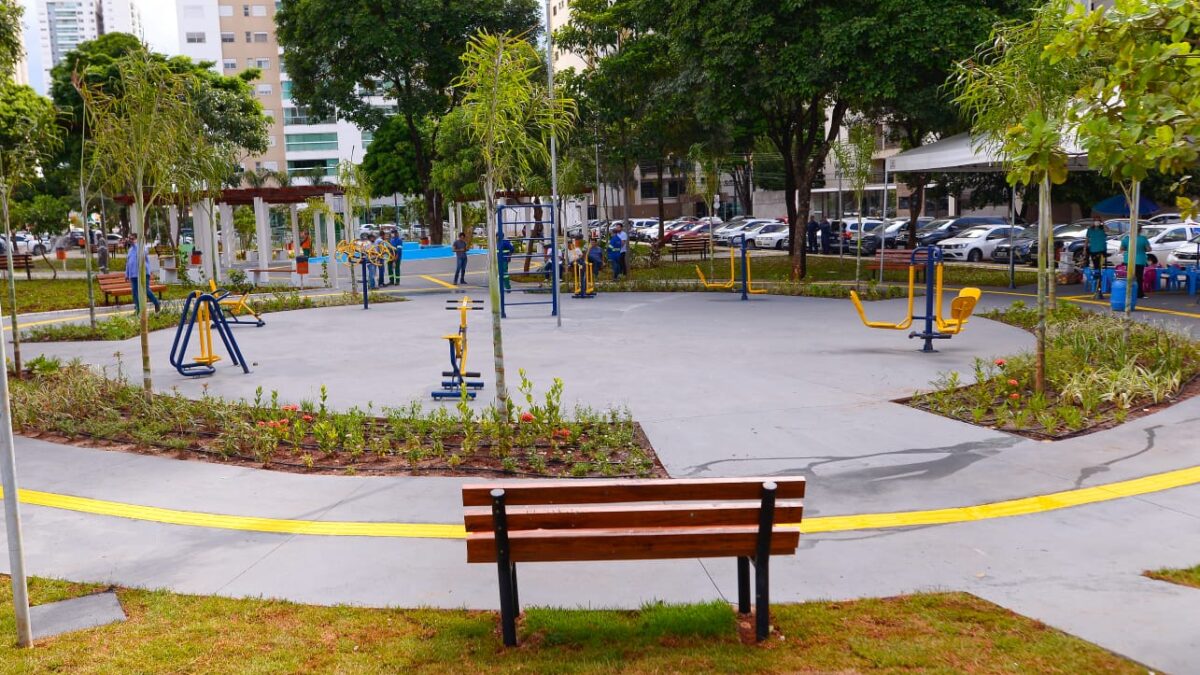 Imagem mostra praça revitalizada na capital