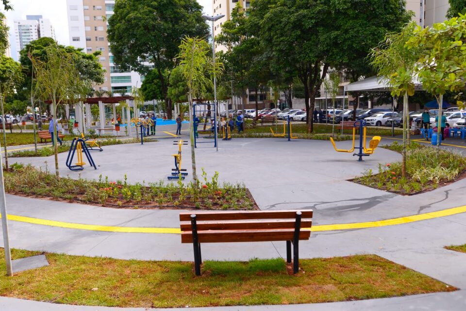 Imagem mostra praça revitalizada na capital