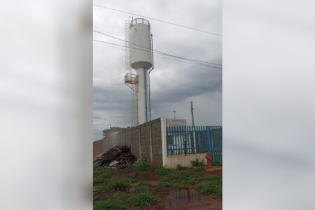 Caixa d'água vaza há mais de quatro horas no Residencial Edilberto Nascimento, em Goiânia