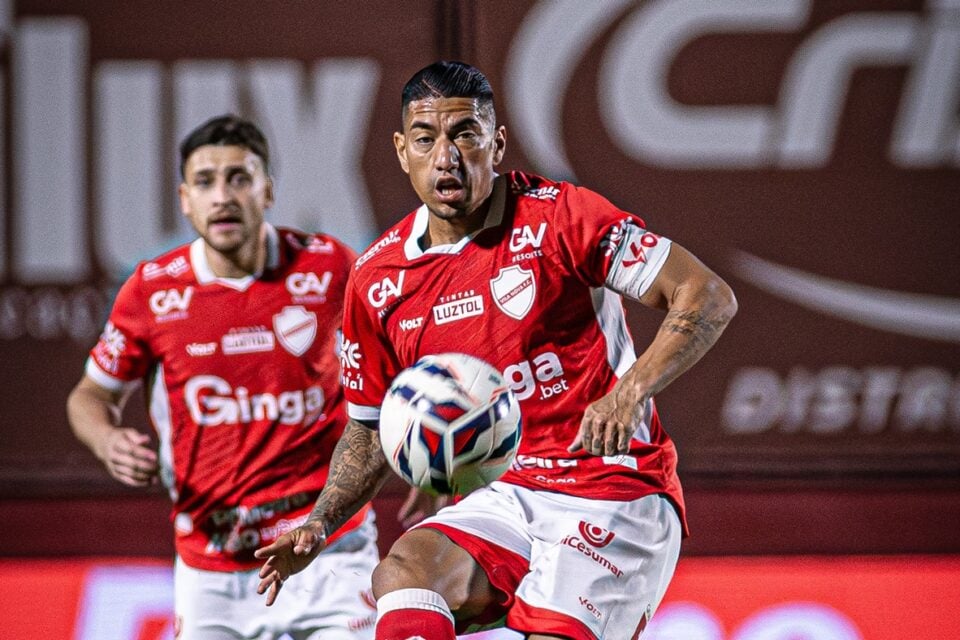 Jogadores do Vila Nova durante jogo da Série B