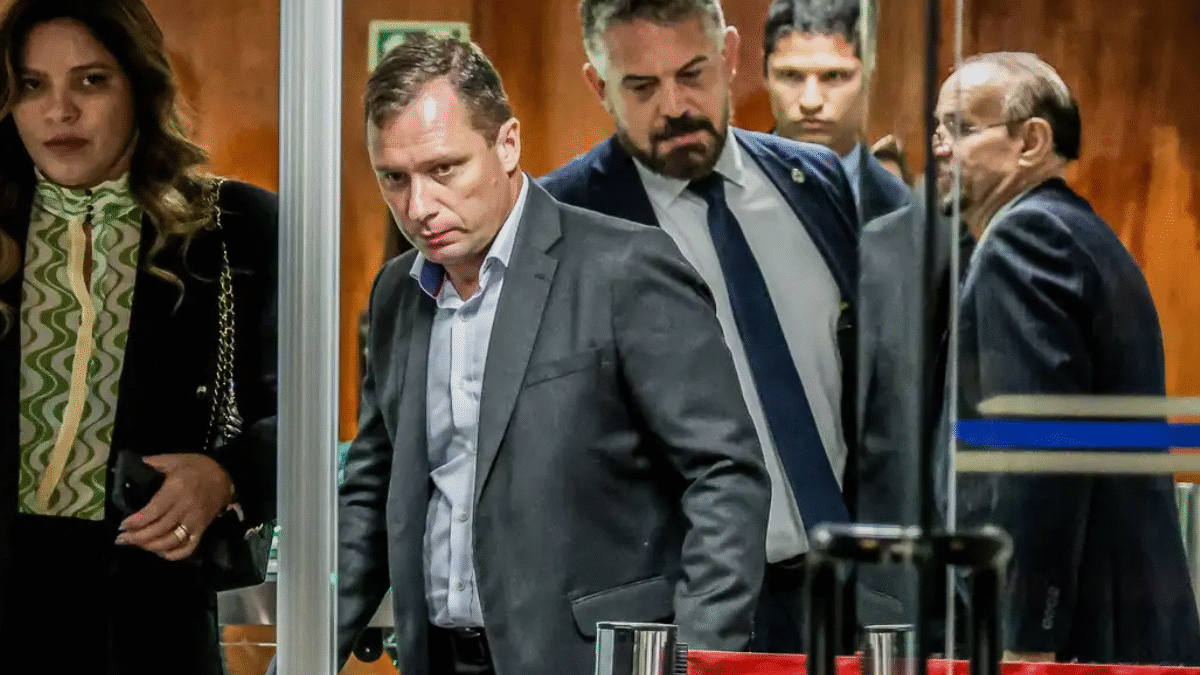 Mauro Cid tira tornozeleira eletrônica após audiência no STF (Foto: Agência Brasil)