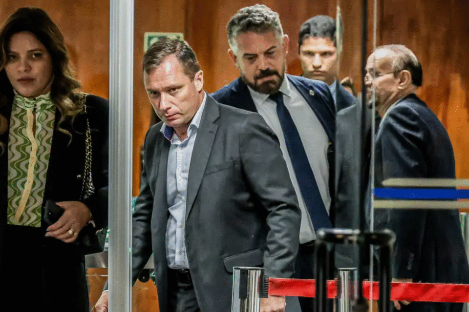 Mauro Cid tira tornozeleira eletrônica após audiência no STF (Foto: Agência Brasil)