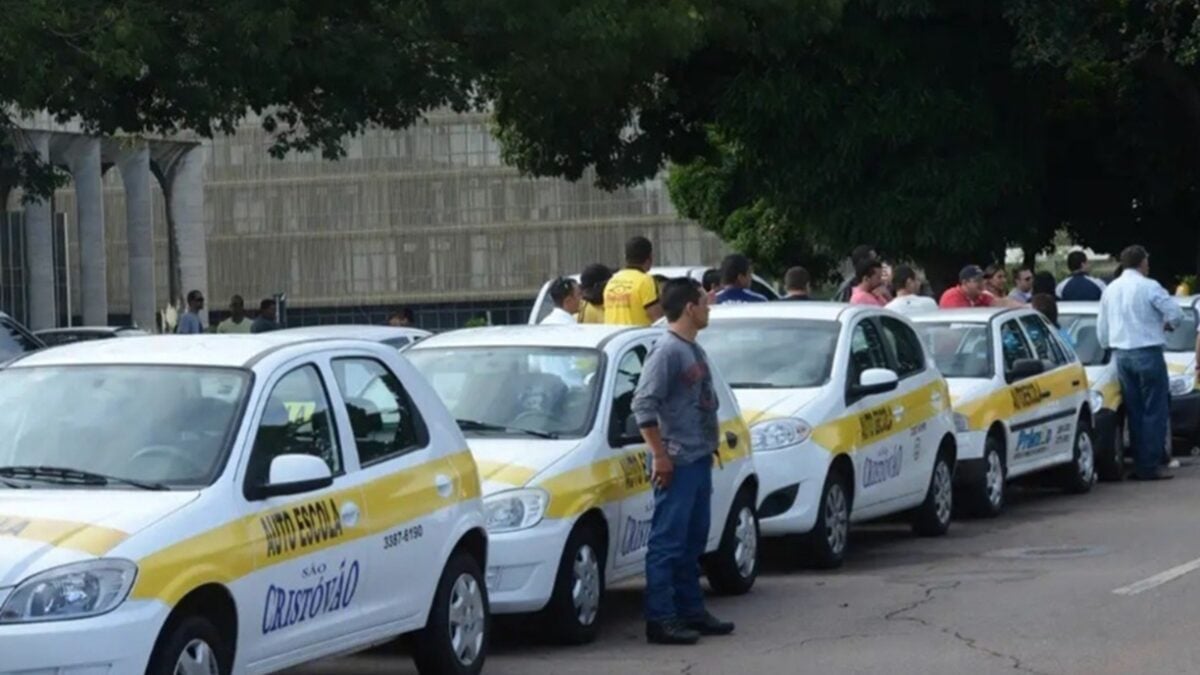 Governo Lula deve exigir 2 horas de aula prática para emissão de CNH Exigência atual de 20 horas tende a ser reduzida em vez de eliminada