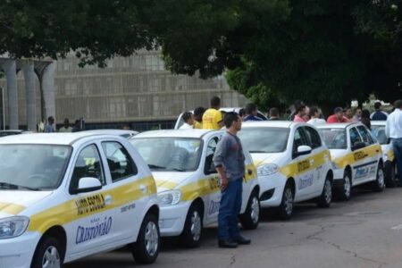 Governo Lula deve exigir 2 horas de aula prática para emissão de CNH Exigência atual de 20 horas tende a ser reduzida em vez de eliminada