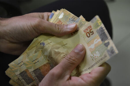 Primeira parcela do 13º deve ser paga até 28 de novembro; veja quem recebe e como é o cálculo depósito até o último dia útil bancário