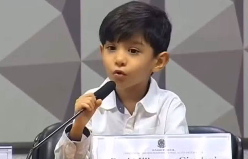 Minimédico de Goiânia, garoto de 6 anos faz discurso no Senado; assista ao vídeo Davi Milhomem Giordani falou na tribuna do Senado