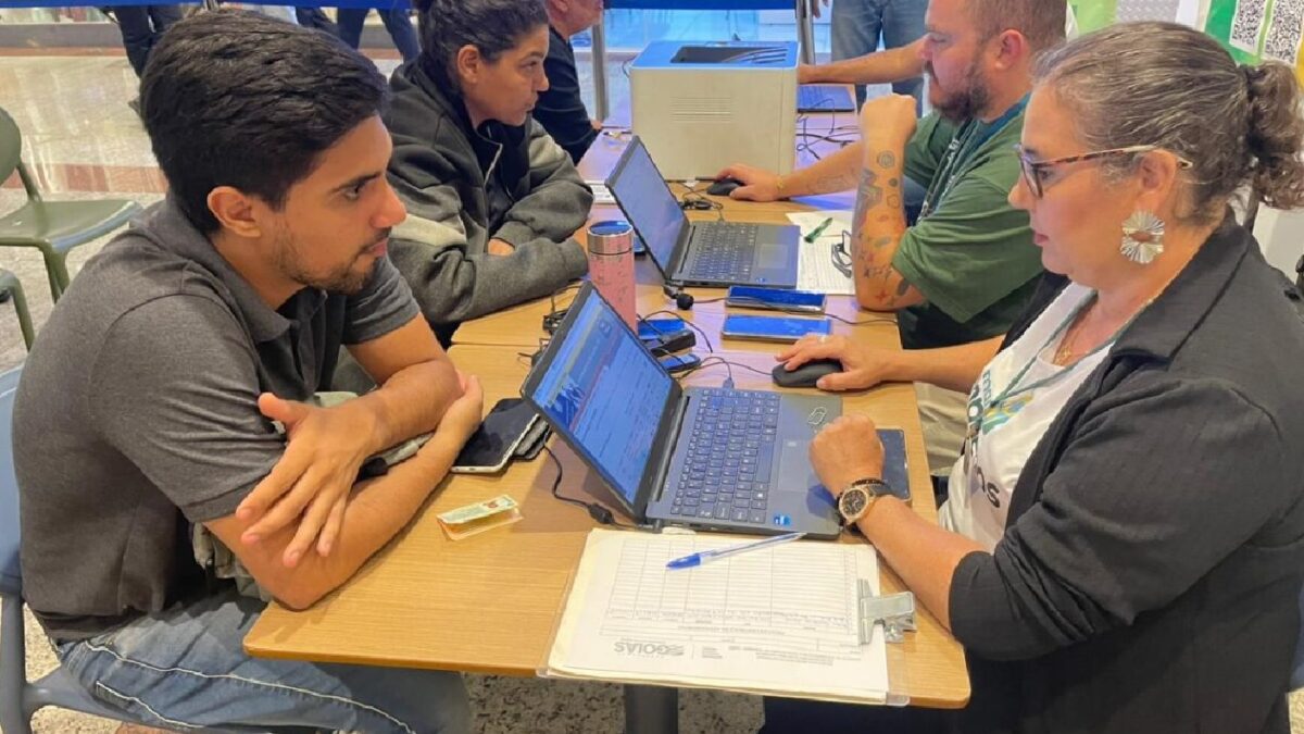 Imagem mostra candidatos durante entrevista de emprego na capital