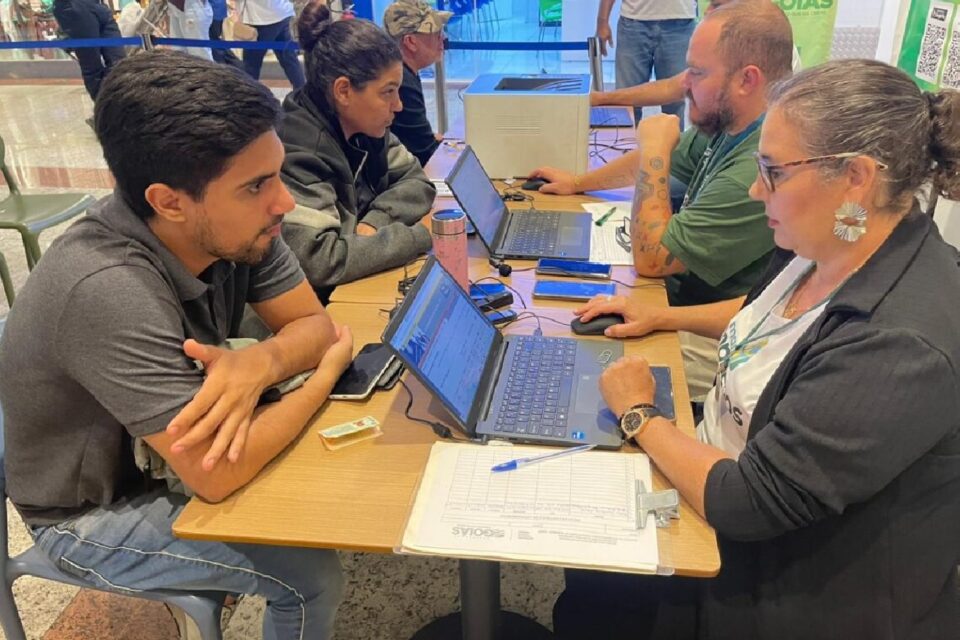 Imagem mostra candidatos durante entrevista de emprego na capital