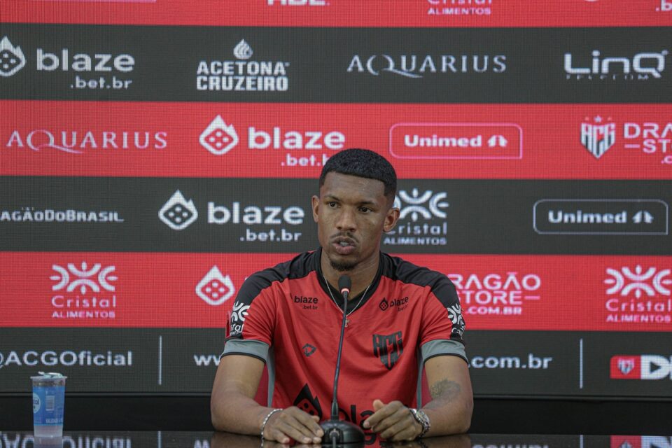Lelê em coletiva pelo Atlético Goianiense
