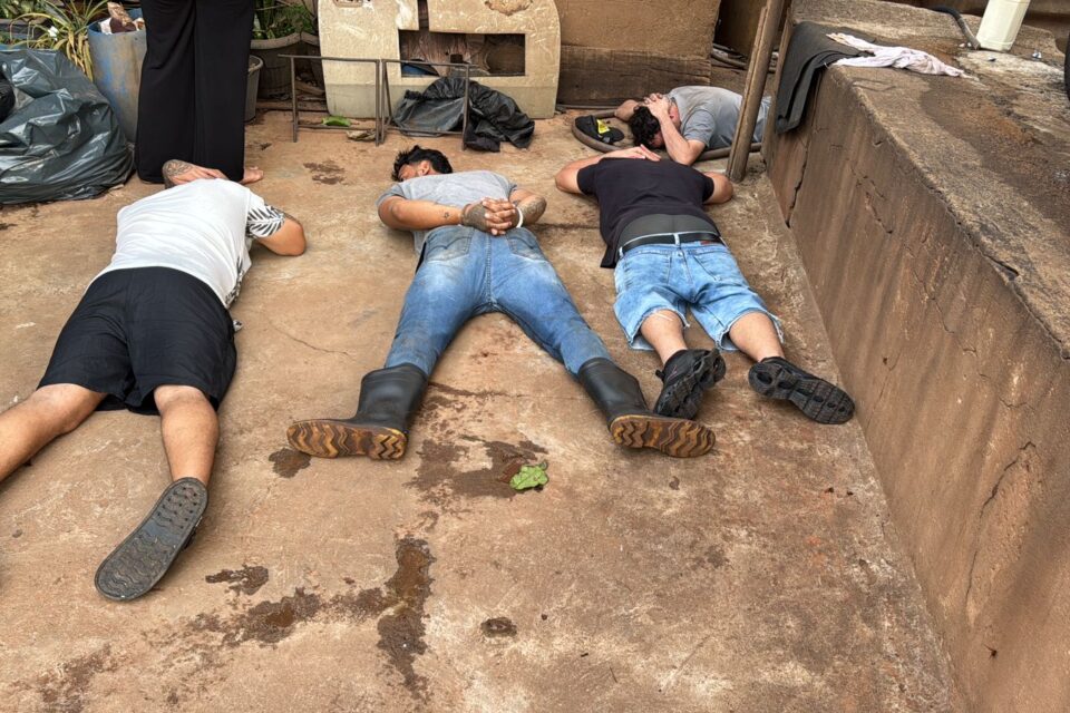 Imagem dos homens durante a abordagem