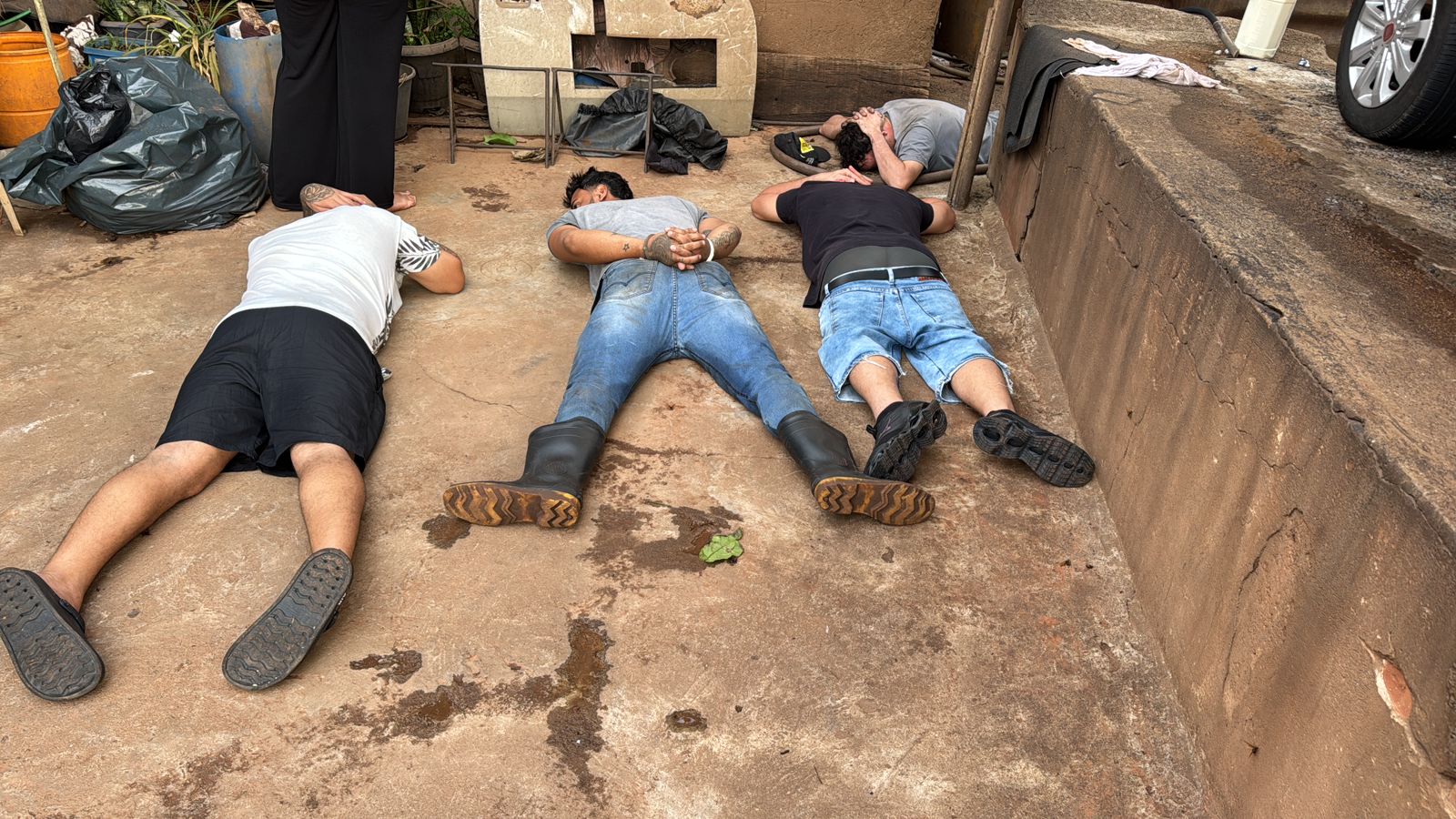 Imagem dos homens durante a abordagem