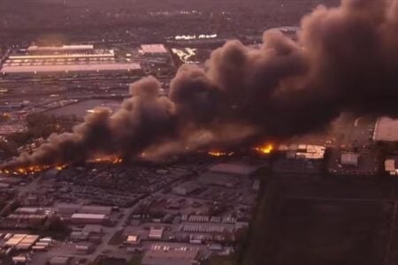 Vídeos: Queda de avião perto de aeroporto nos EUA deixa 7 mortos e 11 feridos MD-11 da UPS havia acabado de decolar para Honolulu, no Havaí