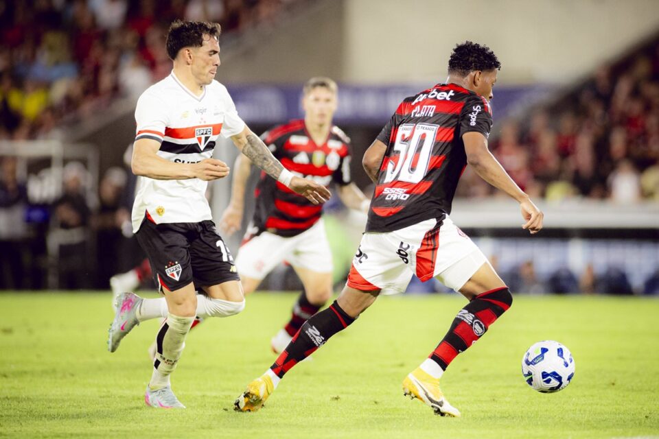Partida entre Flamengo e São Paulo no Campeonato Brasileiro Série A