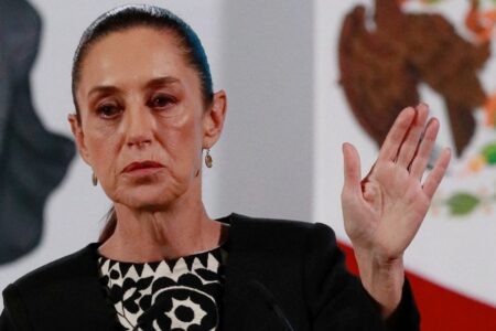 Agressor tocou nos seios de Claudia Sheinbaum e tentou beijá-la Vídeo: Presidente do México sofre assédio sexual na rua; homem foi preso