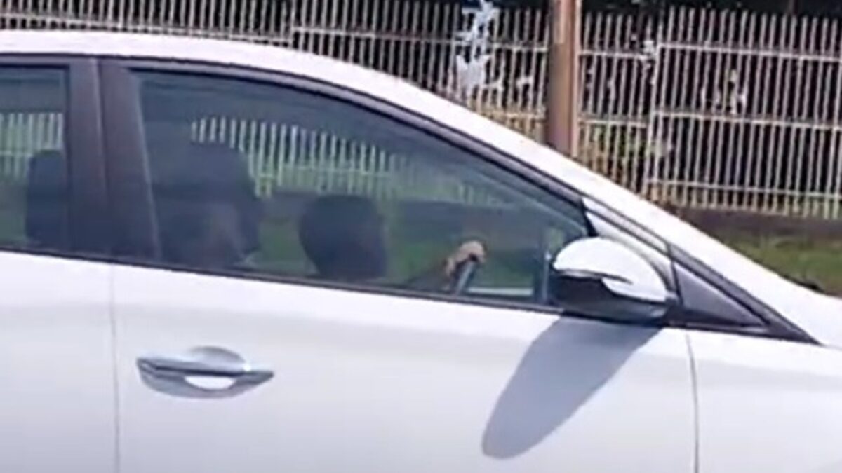 Motorista é filmado com criança no colo segurando o volante em alta velocidade na BR-153 Testemunha registrou o flagrante