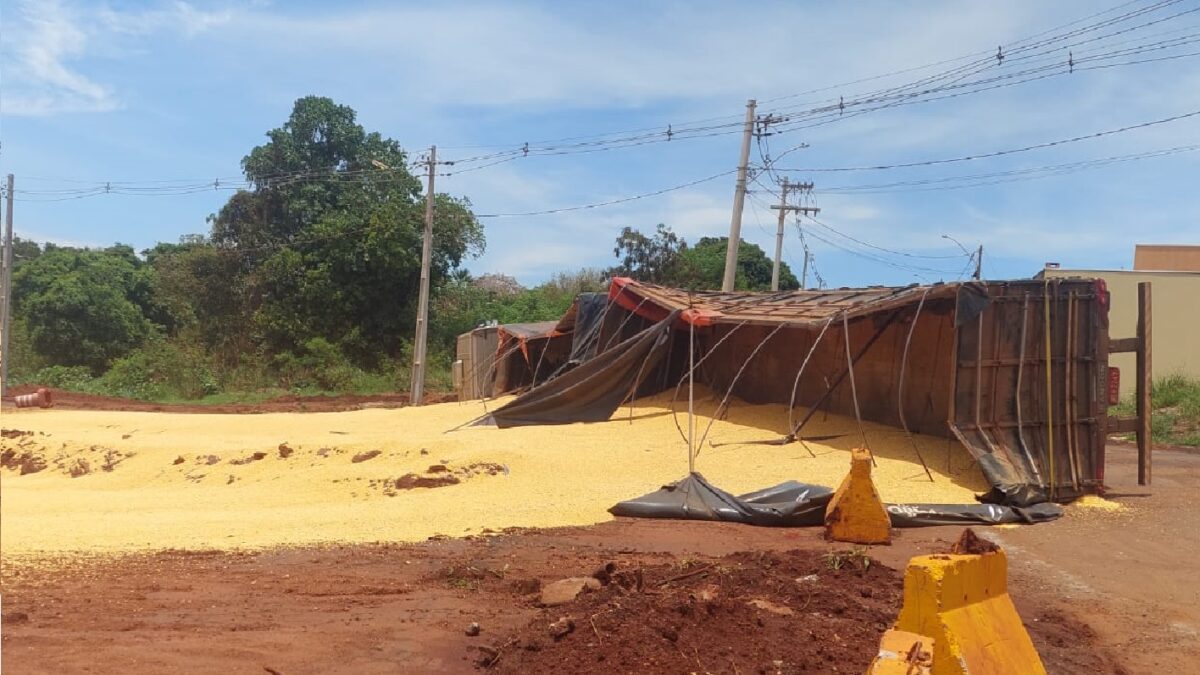 Imagem mostra caminhão tombado no anel viário de Rio Verde