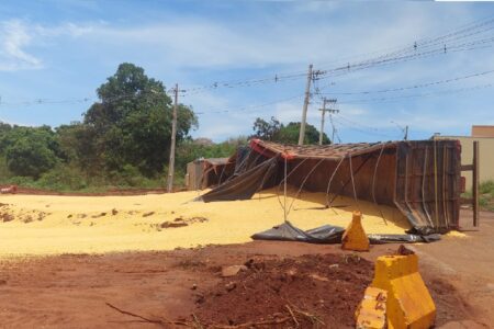 Imagem mostra caminhão tombado no anel viário de Rio Verde