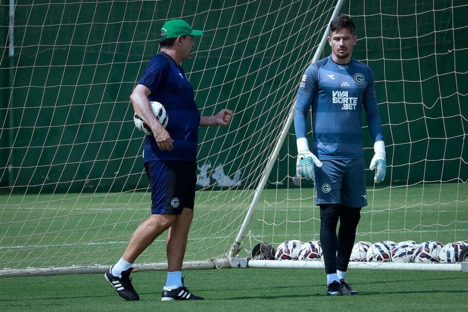 Goleiro Tadeu ao lado do técnico do Goiás, Fábio Carille