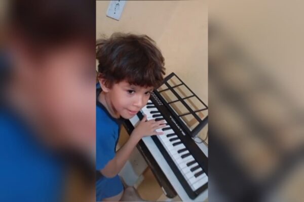 imagem do menino tocando o teclado