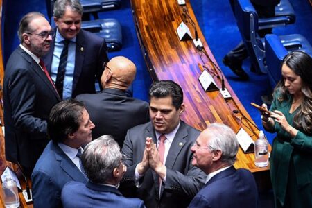 Comissão aprova isenção do IR para ganha até R$ 5 mil e texto vai ao plenário do Senado