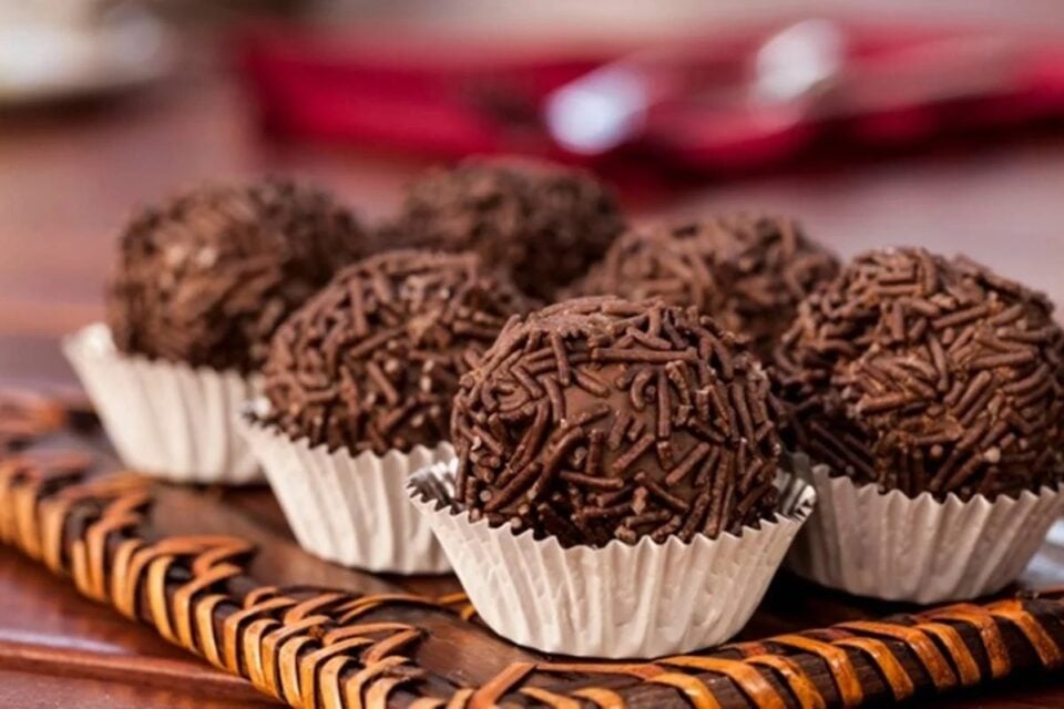 Alunos de 12 anos tentam envenenar professoras com brigadeiro após nota baixa combinaram de colocar chumbinho em doces