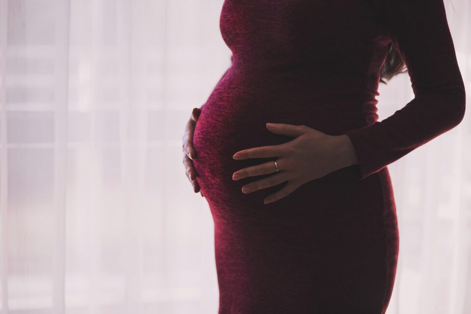 Projeto que dificulta aborto legal em crianças será votado em regime de urgência (Foto: Pixabay)