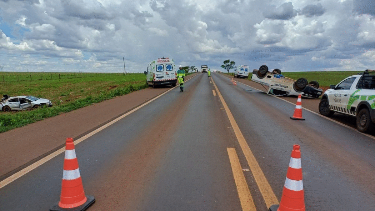 Mulher morre após capotamento na BR-452 em Rio Verde (Foto: PRF)