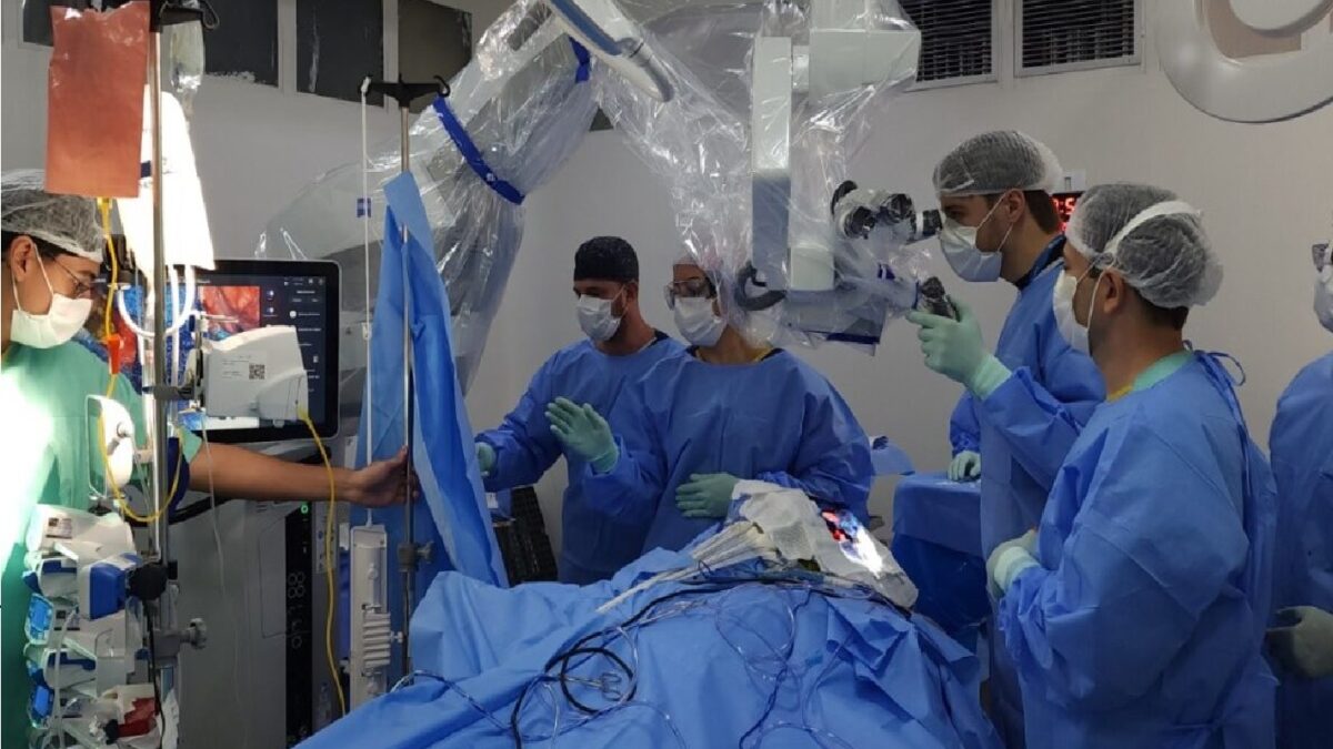 Imagem mostra cirurgia realizada no hospital HUGO