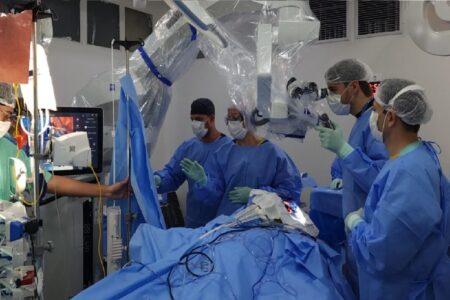 Imagem mostra cirurgia realizada no hospital HUGO