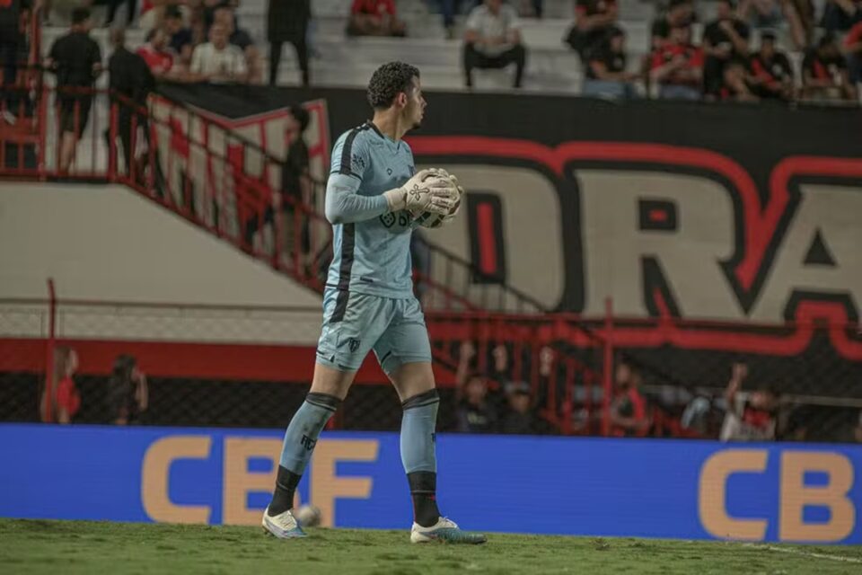 Lucas Barreto em partida pelo Atlético Goianiense