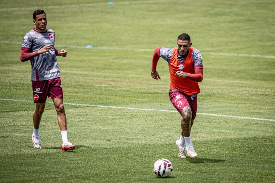 Willian Formiga em treino no Vila Nova