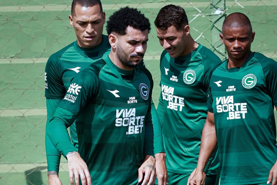 Jogadores do Goiás durante treinamento